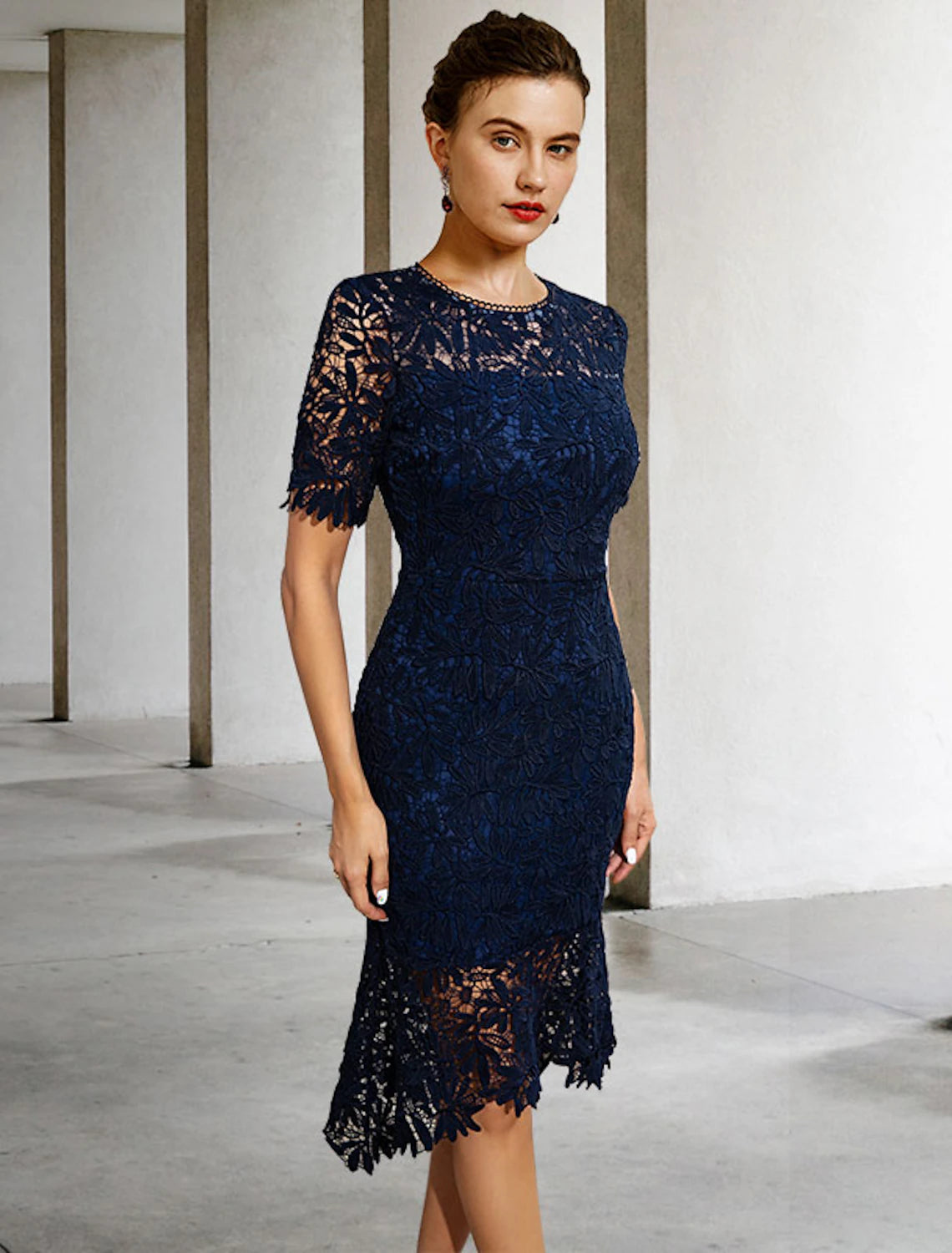 Wholesale  Sheath / Column Mother of the Bride Dress Simple Elegant High Low Jewel Neck Knee Length Lace Short Sleeve with Appliques Solid